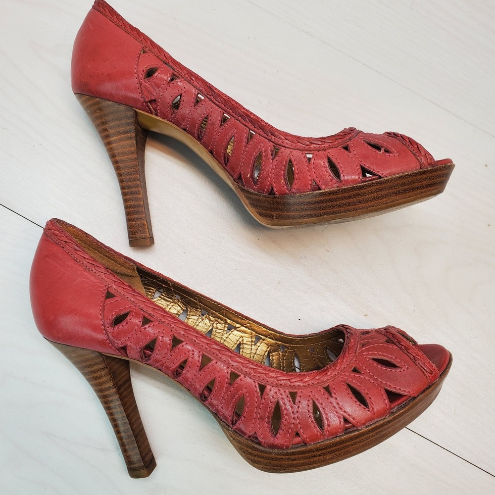 Guess Cherry Red Leather Peep Toe Platform Pumps Laser Cut Heels Womens 7.5M - Picture 4 of 11